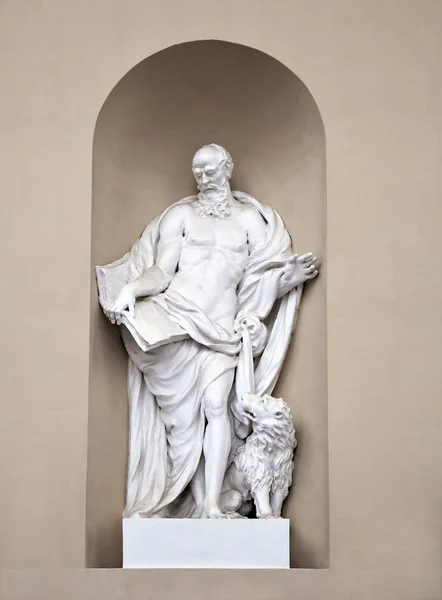 Estatua de San Marcos en San Estanislao y la catedral de San Ladislao en Vilna —  Fotos de Stock