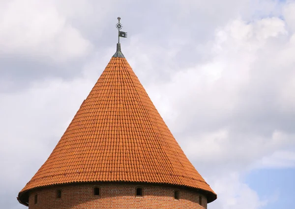 Dach wieży zamku Trakai w pobliżu Vilnius — Zdjęcie stockowe