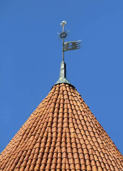 Techo de la torre del Castillo de Trakai cerca de Vilna — Foto de Stock