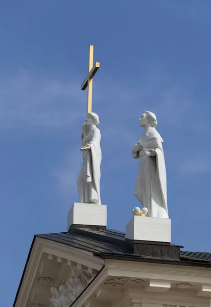 Statue sul tetto della cattedrale di Vilnius — Foto Stock