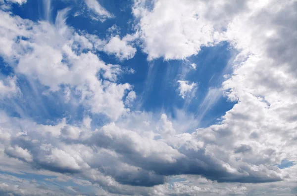 Blauwe lucht met wolken Stockfoto