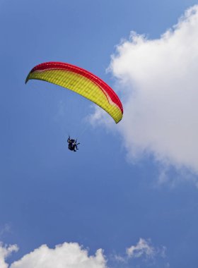 Mavi gökyüzünde parasailing