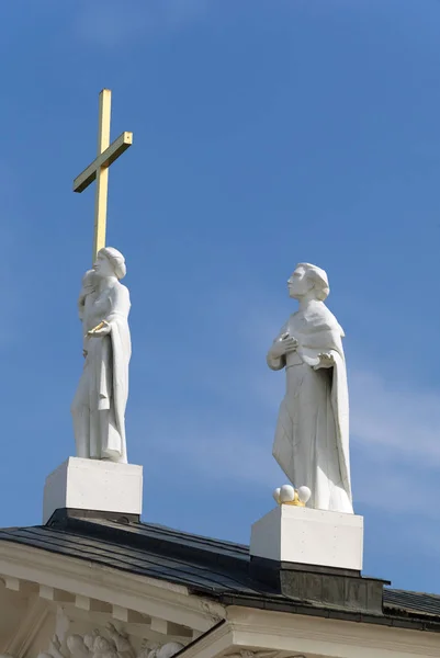 Statue sul tetto della cattedrale di Vilnius — Foto Stock