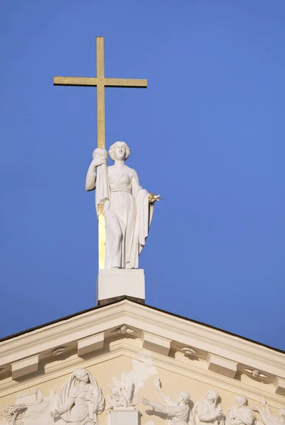 Estatua de Santa Elena en San Estanislao y la catedral de San Ladislao en Vilna — Foto de Stock