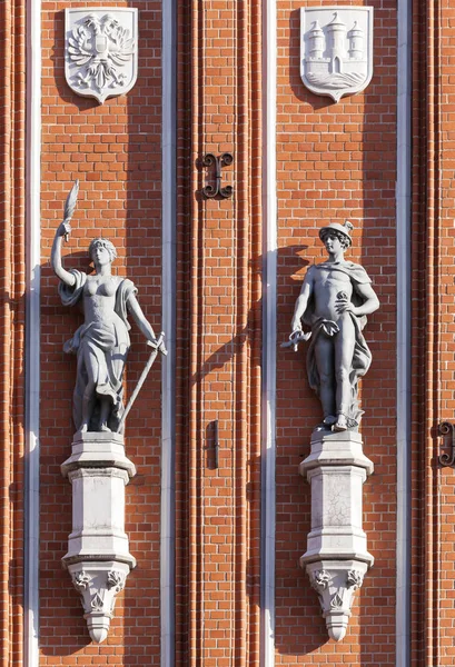 Rzeźby z przodu domu Bractwa Czarnogłowych w Rydze — Zdjęcie stockowe