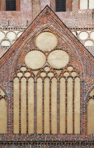 Fönster för en gotisk katedral — Stockfoto