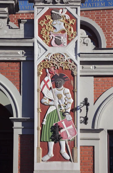 Płaskorzeźba na dom Bractwa Czarnogłowych w Rydze — Zdjęcie stockowe