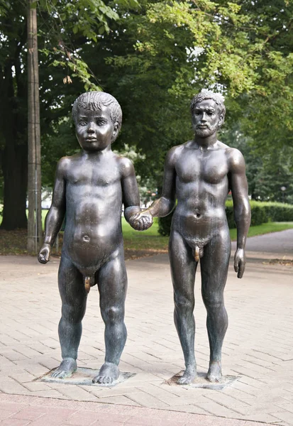 ESTONIA, TARTU - 18 de agosto de 2014 - Escultura de padre e hijo Imagen de stock