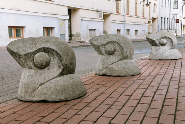 Limitadores de carretera en forma de aves, Tartu Fotos de stock libres de derechos