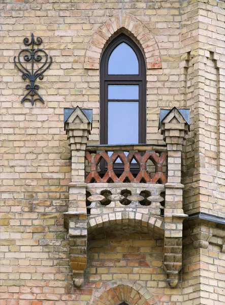 Venster en balkon van een oud huis — Stockfoto