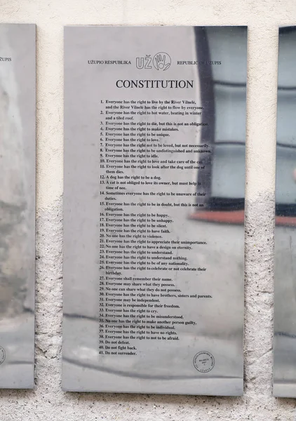 Σύνταγμα της Uzupis στο Βίλνιους, αγγλική γλώσσα — Φωτογραφία Αρχείου