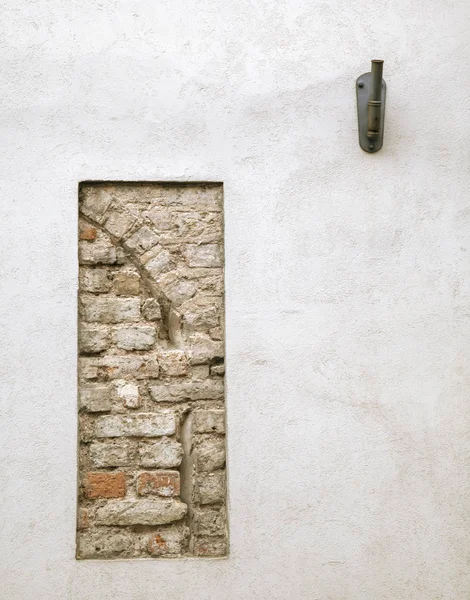 Пластинчатая стена с остатками старой каменной кладки — стоковое фото