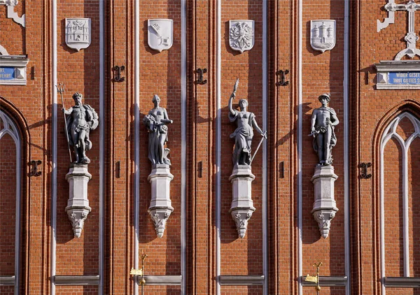 Beelden van goden op het huis van de mee-eters in Riga — Stockfoto