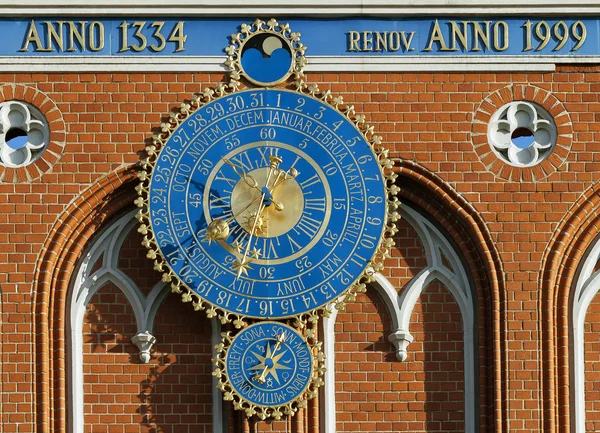 Zegar astronomiczny na dom Bractwa Czarnogłowych, Riga — Zdjęcie stockowe