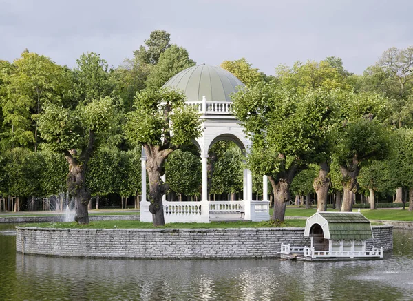 Pond with gazebo in Kadriorg park, Tallinn — Stock Photo, Image