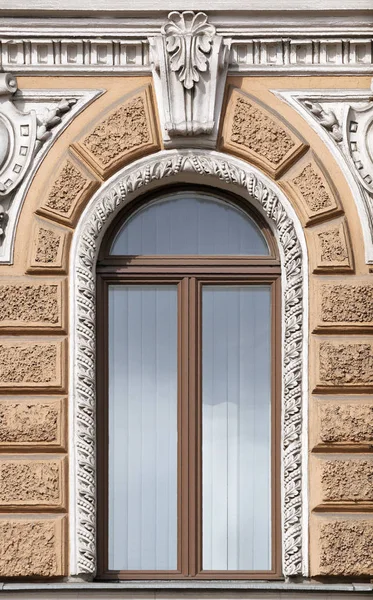 Fenêtre d'un vieux bâtiment, Saint-Pétersbourg — Photo