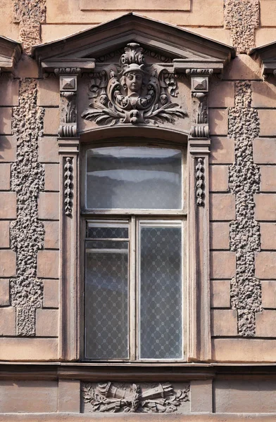 Ventana de un edificio antiguo, San Petersburgo — Foto de Stock