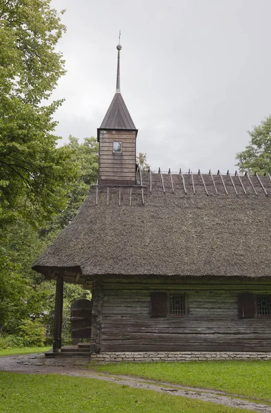 Старая деревянная часовня в музее под открытым небом Rocca al Mare, Таллинн — стоковое фото