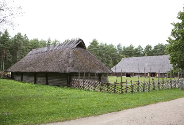 Thatched house på Rocca al Mare öppna luftar museet, Tallinn Stockbild