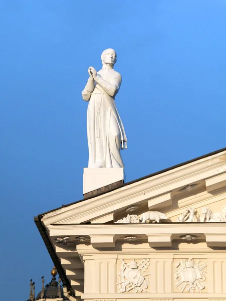 Estatua en el tejado de la catedral de Vilna — Foto de Stock