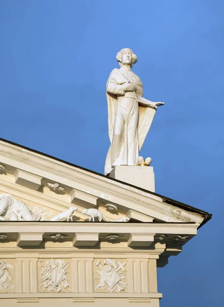 Estátua no telhado da catedral de Vilnius — Fotografia de Stock