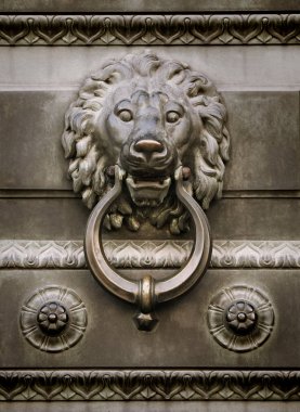 Aslan başlı kapı tokmağı.
