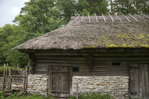 Thatched casa em Rocca al Mare museu ao ar livre, Tallinn — Fotografia de Stock