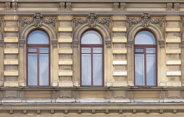 Janelas de um edifício antigo, São Petersburgo — Fotografia de Stock