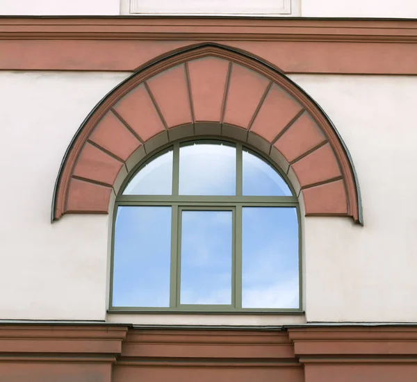 Okno starego budynku, Saint-Petersburg — Zdjęcie stockowe