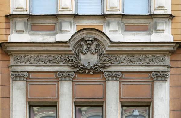 Balcón en estilo clásico, San Petersburgo — Foto de Stock