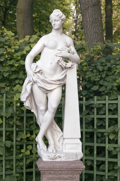 Estátua de mulher no Jardim de Verão, São Petersburgo — Fotografia de Stock