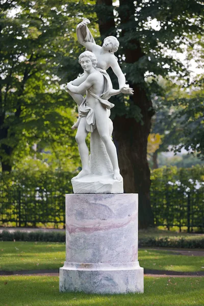Estátua de dois meninos jogando no Jardim de Verão, São Petersburgo — Fotografia de Stock
