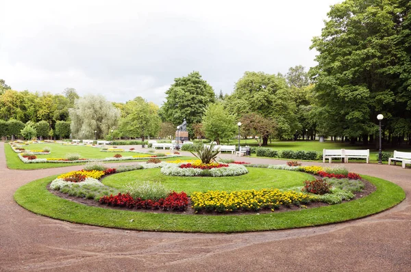 Blomrabatter i Kadriorgs park, Tallinn Royaltyfria Stockbilder