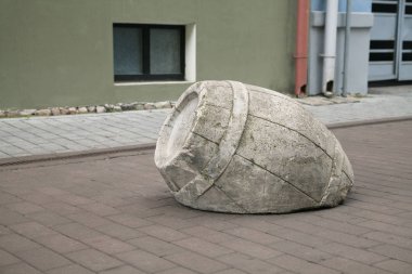 Yol sınırlayıcı bir varil, Tartu şeklinde