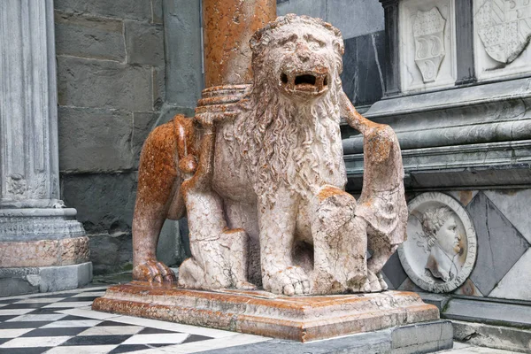 Socha lva v historické centrum Bergamo — Stock fotografie