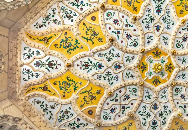 Ceiling of Museum of Applied art in Budapest 로열티 프리 스톡 이미지