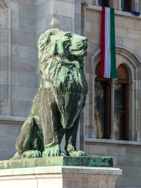 Socha lva před budapešťským parlamentem — Stock fotografie