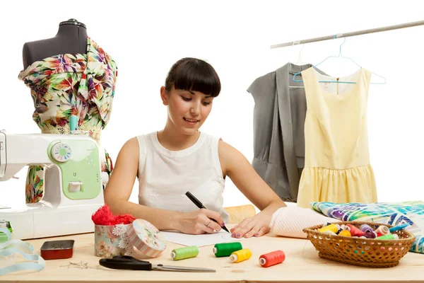 De vrouw de kleermaker doet een patroon — Stockfoto