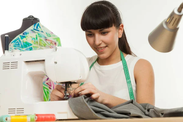 La femme le tailleur coud les vêtements Photo De Stock