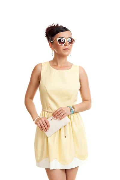 Mladá žena v sluneční brýle a v lehké šaty — Stock fotografie