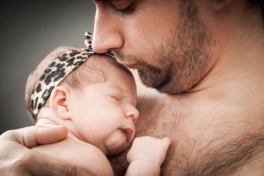 Yeni doğan çocuk ve babası