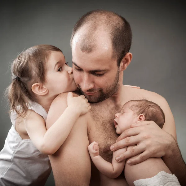 Il padre con due figlie — Foto Stock