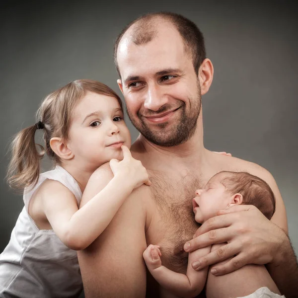 De vader met twee dochters — Stockfoto