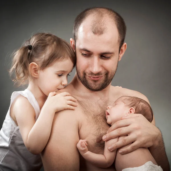 Der Vater mit zwei Töchtern — Stockfoto