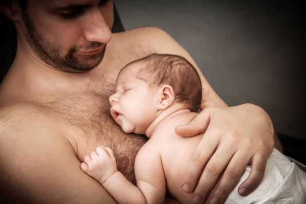 เด็กและพ่อที่เกิดใหม่ — ภาพถ่ายสต็อก