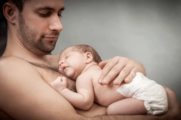 Νεογέννητο παιδί και ο πατέρας — Φωτογραφία Αρχείου