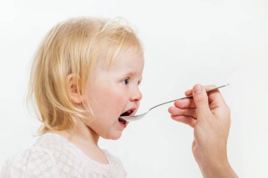 küçük kız spoon-fed