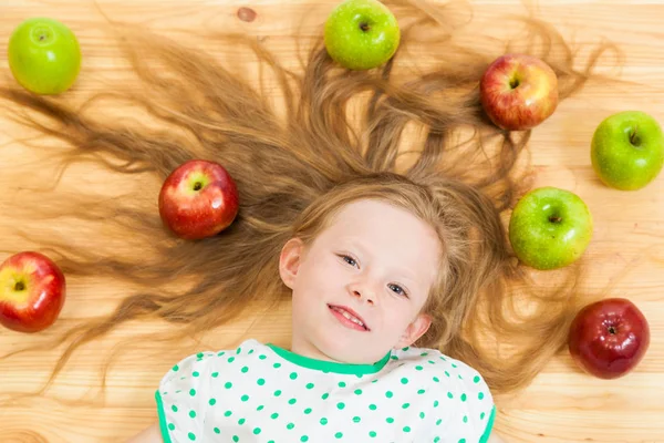 Το μικρό κορίτσι τα μήλα μεταξύ των — Φωτογραφία Αρχείου