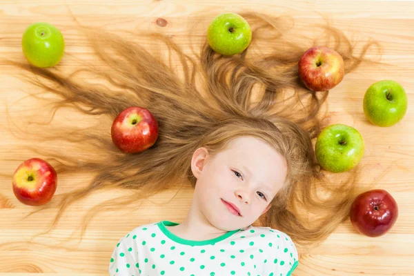 La bambina tra mele — Foto Stock