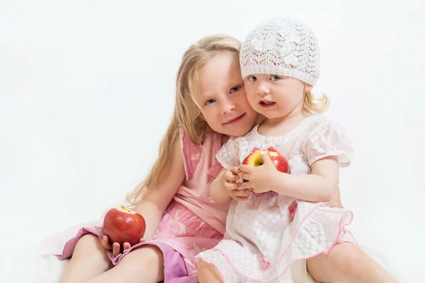 Twee kleine meisjes zitten — Stockfoto
